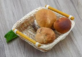 wild champignons Aan houten mand en wit achtergrond foto