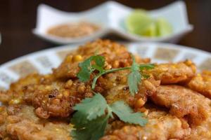 maïs beignets met Chili saus geplaatst Aan een houten tafel foto