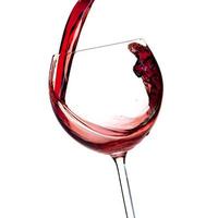 rode wijn wordt in een glas gegoten foto