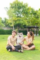 aziatisch paar liefde met hond foto
