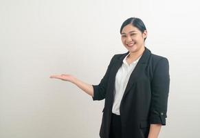 Aziatische vrouw met hand presenteren op background foto