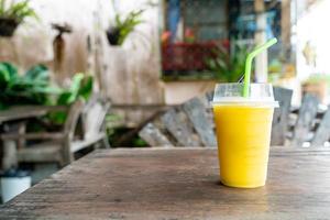 mango smoothies in nemen weg glas foto