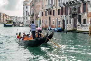 Venetië, Italië - oktober 12, 2014. gondeliers veerboot mensen in Venetië foto