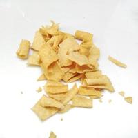 chips die op witte achtergrond worden geïsoleerd foto