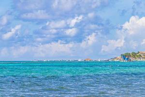 tropisch mexicaans strand helder turkoois water playa del carmen mexico. foto