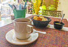 kop van americano zwart koffie in restaurant Mexico. foto