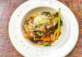 wit bord met fijnproever vegetarisch schotel maaltijd in restaurant Mexico. foto