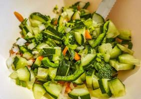 kom van salade met komkommer tomaat Groenen broccoli Mexico. foto