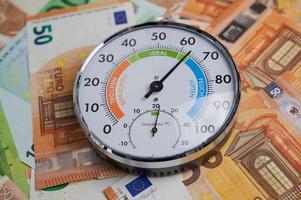 hygrometer is aan het liegen Aan euro bankbiljetten, concept voor de stijgende lijn verwarming kosten foto