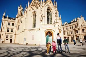 gelukkig familie, genieten van dag in lednice kasteel in Tsjechisch republiek. foto