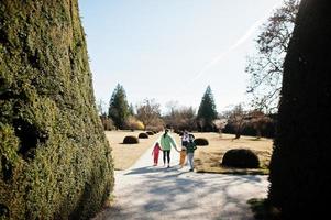 moeder met vier kinderen in lednice park, tsjechische republiek. foto