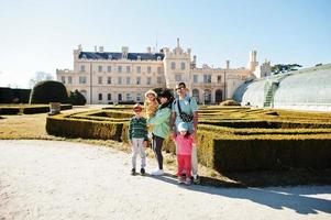 familie met drie kinderen Bij lednice kasteel park, Tsjechisch republiek. foto