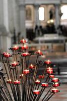 rode kaarsen in een kerk foto