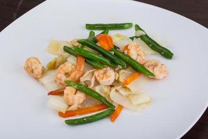 garnaal salade Aan de bord en houten achtergrond foto