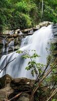 de waterval in de groot Woud is heel mooi en minder bekend en gevaarlijk gedurende de regenachtig seizoen. foto