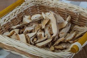 shiitake in een mand Aan houten achtergrond foto