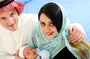 Arabisch moslimpaar met nieuwe baby thuis