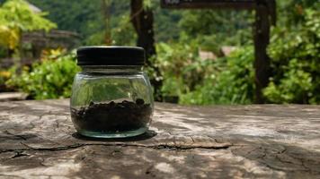 de druppelen koffie reeks omvat koffie bonen, druppelen waterkoker en een koffie Slijper. plaats Aan houten tafel. foto