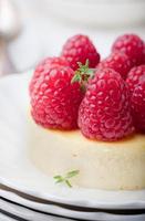 cheesecake met verse frambozen op een witte plaat. nagerecht. foto