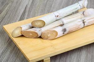 suiker stokjes Aan houten bord en houten achtergrond foto