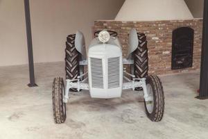 oude vintage tractor op de boerderij foto