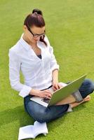 vrouw met laptop in park foto