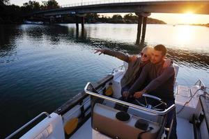 paar in liefde hebben romantisch tijd Aan boot foto