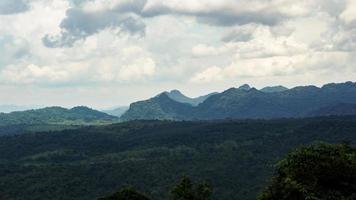 panorama van hoog bergen in Thailand geweldig regenachtig seizoen landschap in de bergen hebben de geheel lucht wolken en de nevel. foto