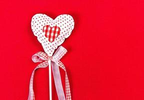 valentines mooi hart op rode achtergrond met copyspace. foto