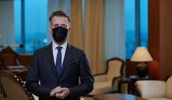 bedrijf Mens vervelend beschermend gezicht masker Bij kantoor foto