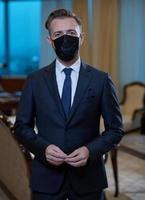 bedrijf Mens vervelend beschermend gezicht masker Bij kantoor foto