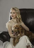 portret van mooie samenleving meisje met hond op haar schoot foto