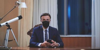 bedrijf Mens vervelend beschermend gezicht masker Bij kantoor foto