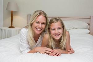 vrouw met dochter thuis in bed liggen