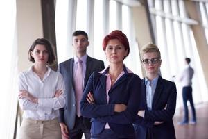 verschillend bedrijf mensen groep met rood haar vrouw in voorkant foto