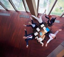 top visie van bedrijf mensen groep het werpen documenten in lucht foto