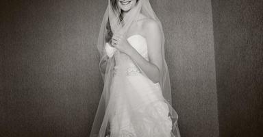 jonge elegante bruid mooie trouwjurk dragen.