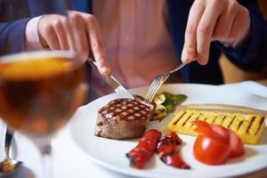 bedrijf Mens aan het eten smakelijk rundvlees staken foto