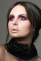 portret van mooie brunette vrouw met moderne mode make-up foto