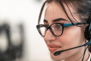 bedrijf en technologie concept - hulplijn vrouw operator met hoofdtelefoons in telefoontje centrum .bedrijf vrouw met headsets werken in een telefoontje centrum foto