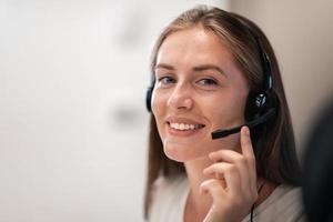 hulplijn vrouw operator met hoofdtelefoons in telefoontje center.business vrouw met headsets werken in een telefoontje centrum. selectief focus foto