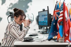 mooi geschokt en geërgerd jong vrouw op zoek haar laptop. verdrietig operator middel vrouw werken van huis in een telefoontje centrum foto