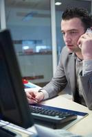 bedrijf Mens pratend door telefoon in kantoor foto