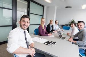 jong bedrijf mensen groep Aan team vergadering Bij modern kantoor foto