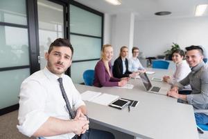 jong bedrijf mensen groep Aan team vergadering Bij modern kantoor foto