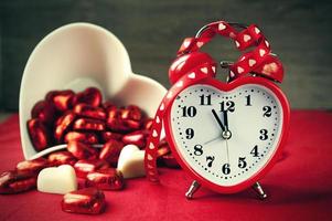 valentijn hartvormige rode liefdesklok met chocolaatjes foto