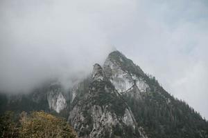 berg omgeven door mist foto