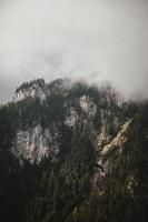 berg met witte wolken foto