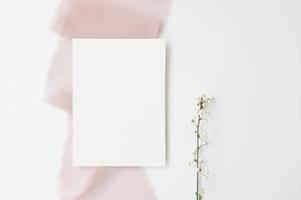 lentetak van witte kersenbloemen en papier foto