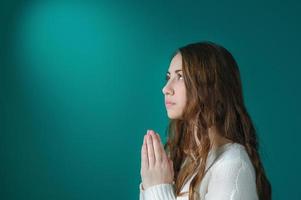 jonge vrouw bidden foto
